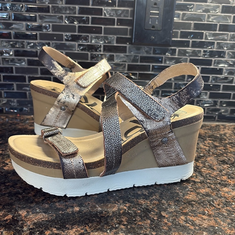 OTBT Wavey Leather Sandal Wedges in Gold Size 8.5